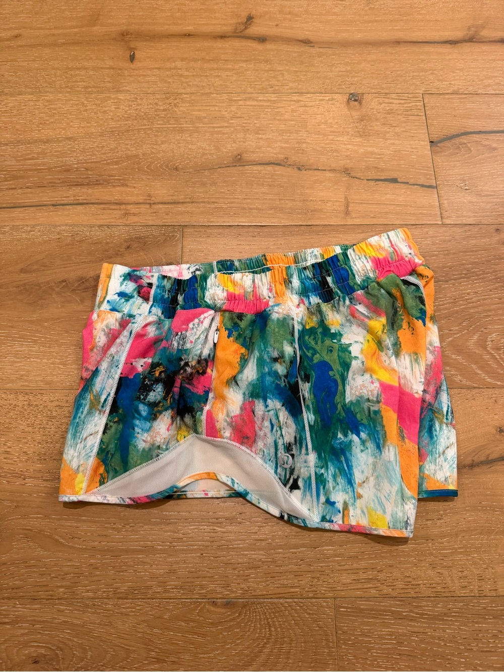 Lululemon Vibrant Hotty Hot Shorts - size 10 - Picture 3 of 6
